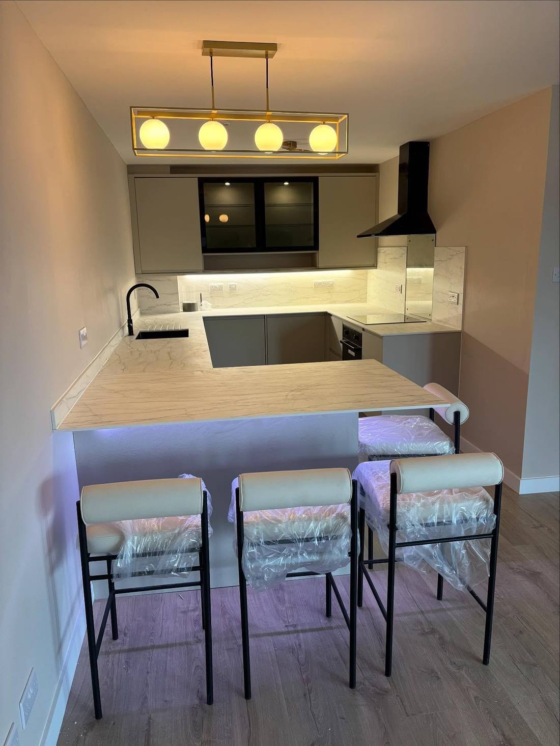 Kitchen island with breakfast bar and pendant lighting